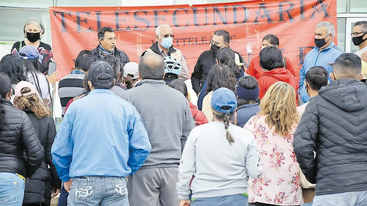 Pensionados y jubilados, así como burócratas continúan con bloequeos en alcaldías